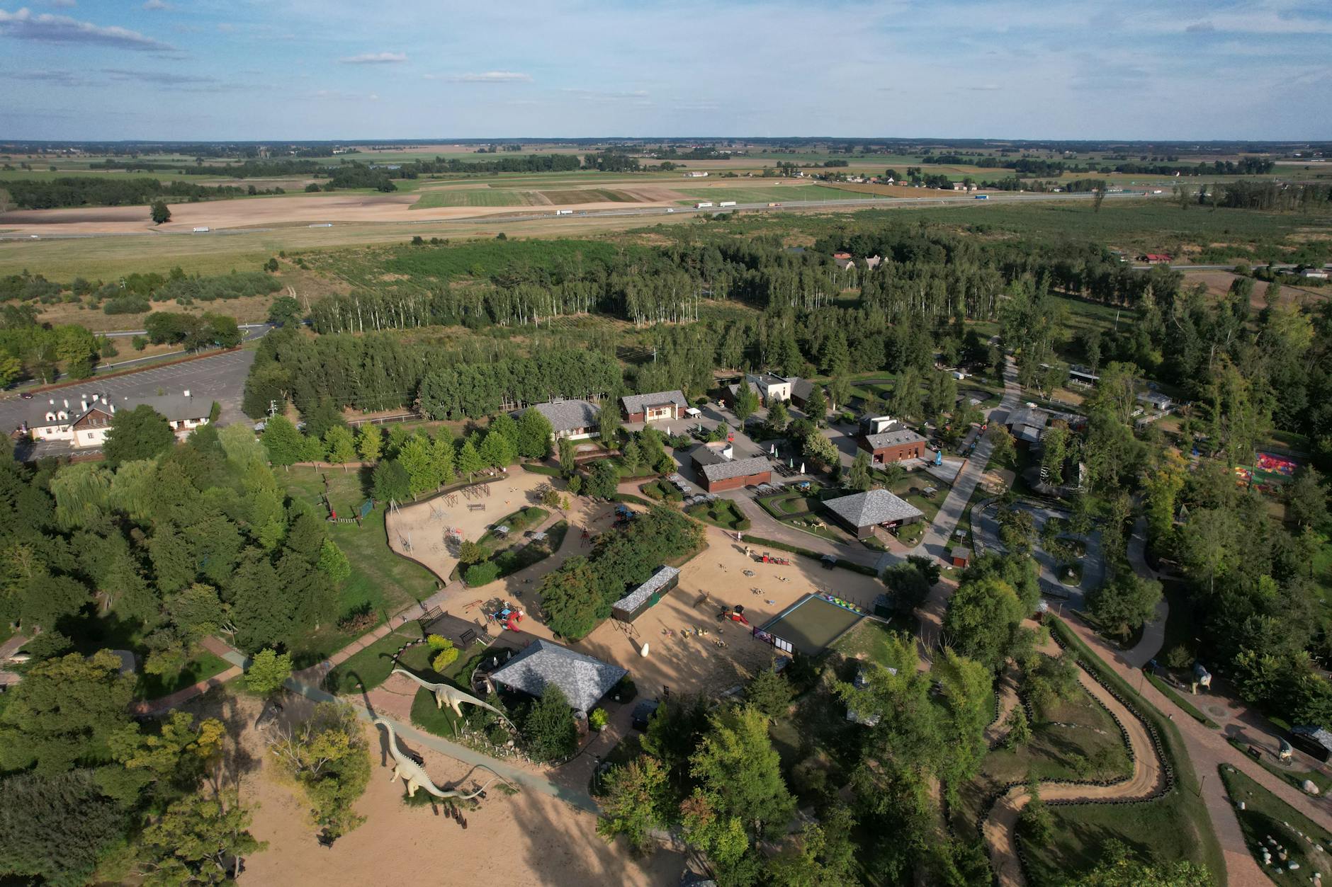 Herb Pszowa na tle symbolizującym rozwój i inwestycje z Funduszy Europejskich