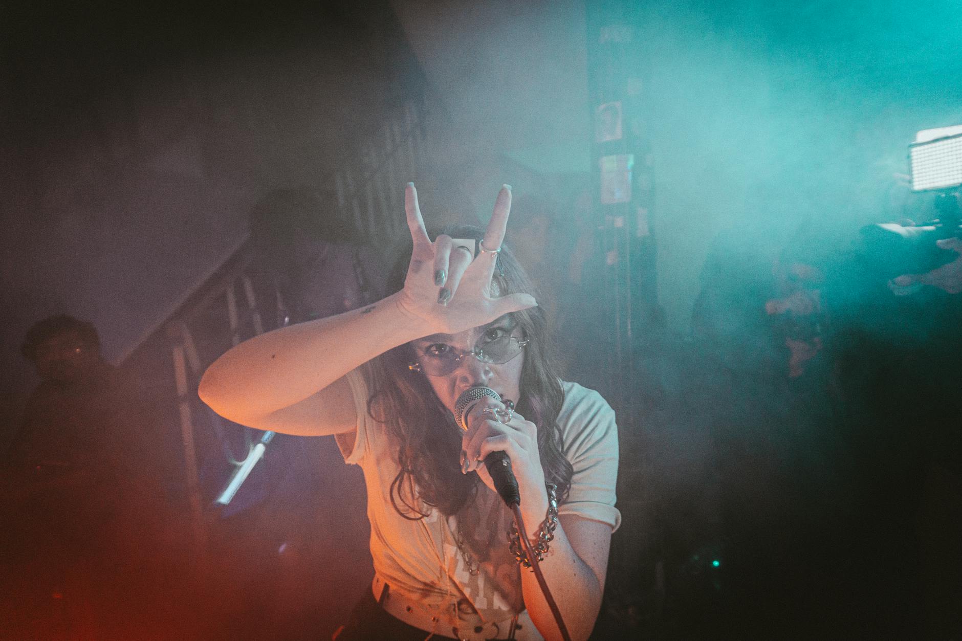 Plakat informacyjny o koncercie "ROCK TRENDY" w Pszowie, zapraszający na muzyczne wydarzenie