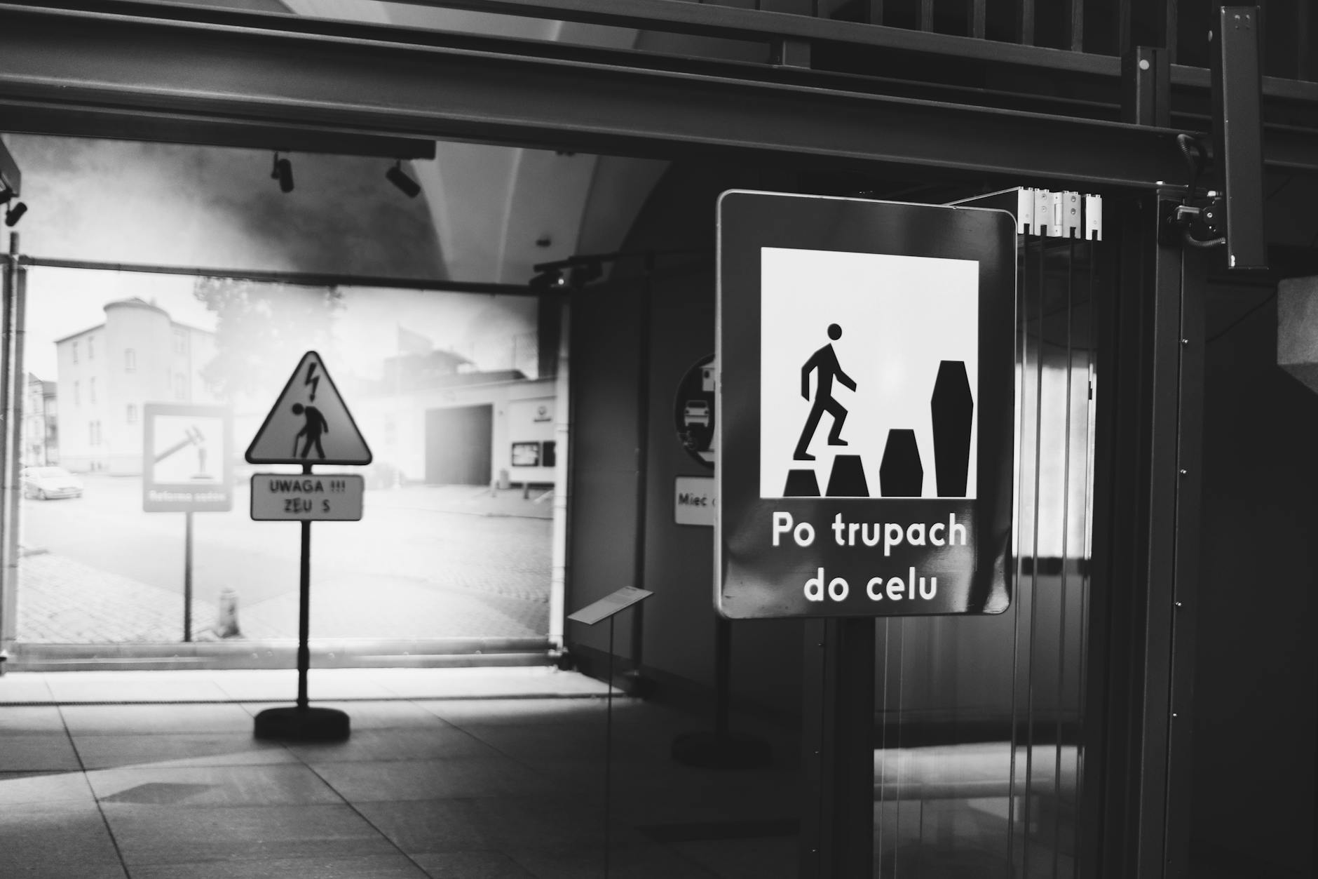 Ilustracja symbolizująca Pszów, łącząca tematy edukacji (np. budynek przedszkola) i bezpieczeństwa drogowego (np. nowoczesne przejście dla pieszych)