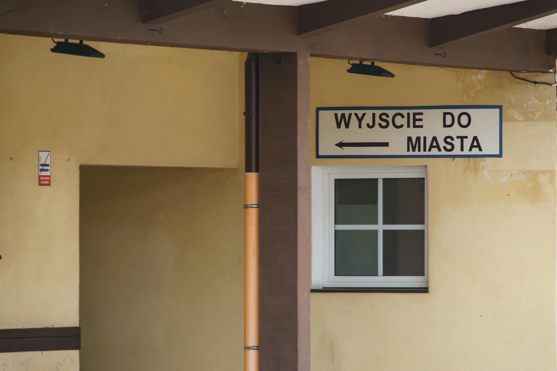 Budynek Urzędu Miasta Pszów w dniu 10 listopada - brak dostępu do usług